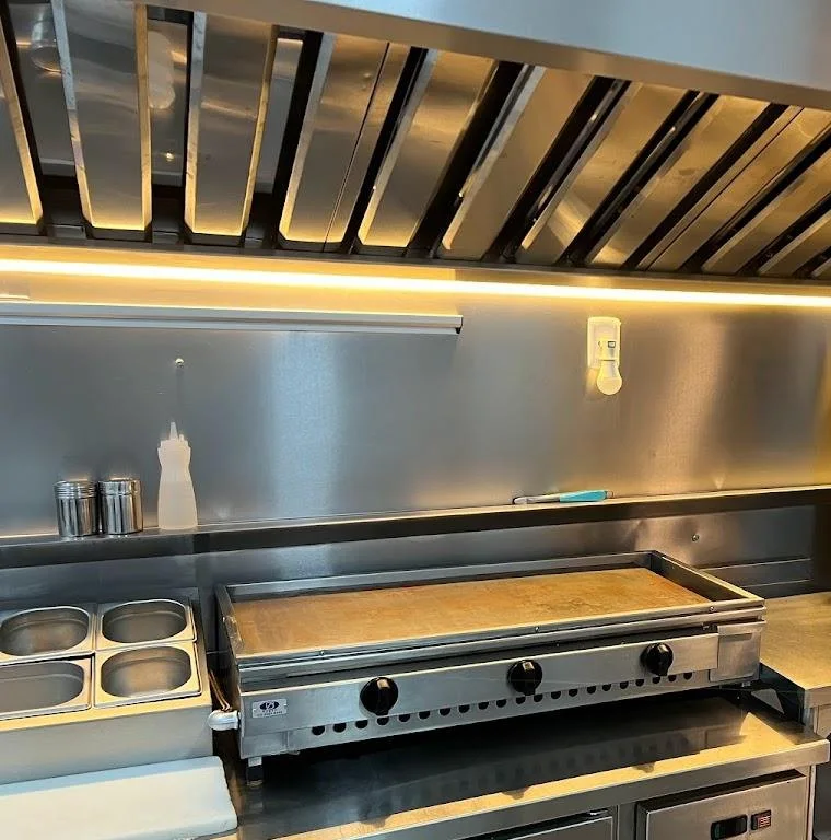 Cozinha de inox com chapa, fritadeira e tostador