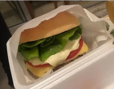 Cheese salada com alface, tomate e queijo derretido no papel, Pompéia's Burger